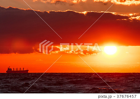 Romantic sunset over the sea Romantic sunset over the sea 37676457