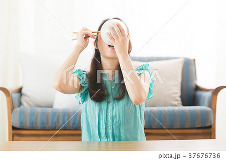 ご飯・女性 ご飯・女性 37676736