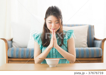 ご飯・女性 37676739