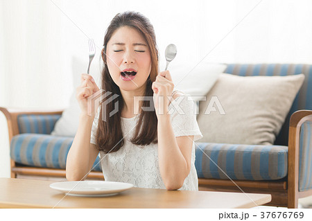 食事・女性 37676769