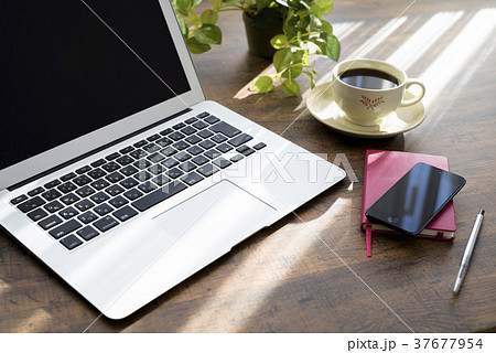 ノートパソコンとコーヒー(休憩イメージ) ノートパソコンとコーヒー(休憩イメージ) 37677954