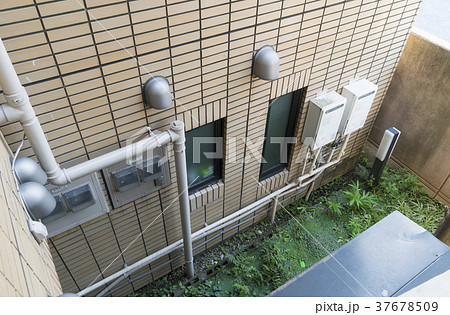 マンション共同住宅の外壁まわりの設備　給湯器　電気メーター　換気スリーブ 37678509
