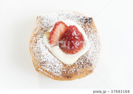 いちごデニッシュ シンプル・白バックの写真 37683168