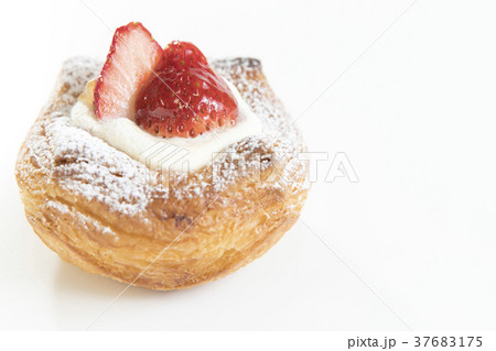 いちごデニッシュ シンプル・白バックの写真 37683175