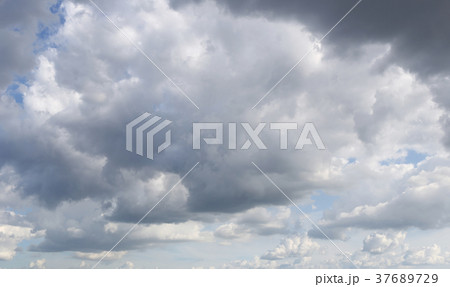 Overcast sky of rain clouds forming in the sky. 37689729
