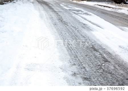 路面凍結　住宅街 37696592