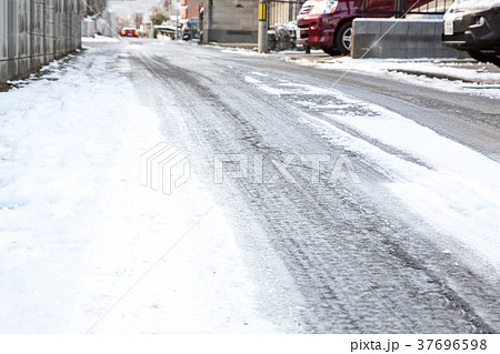 路面凍結　住宅街 37696598