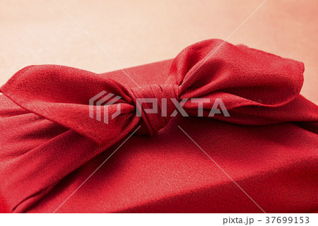 風呂敷に包んだ手土産のアップ 37699153