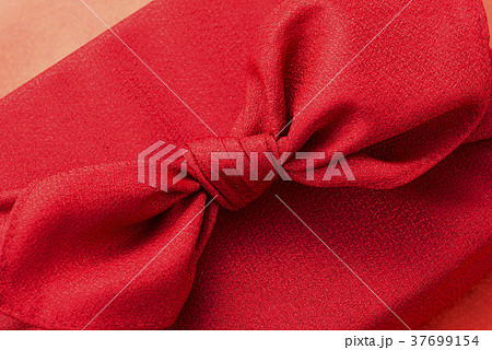 風呂敷に包んだ手土産のアップ 37699154