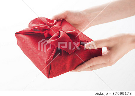 風呂敷包の手土産を渡す女性の手 37699178