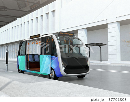 ソーラーパネルが備えているバス停に停車中の自動運転シャトルバス 省エネ交通機関のコンセプトのイラスト素材