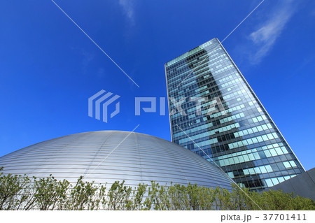 東京スカイツリー ドームガーデンから見る映り込みの写真素材