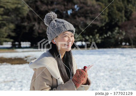 スマホで音楽を聴く女性 スマホで音楽を聴く女性 37702129