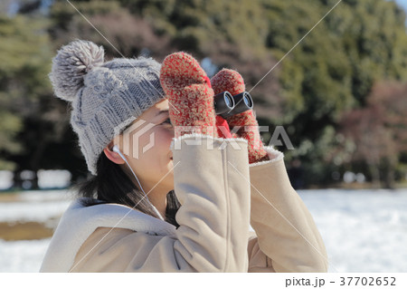 双眼鏡で観察 37702652