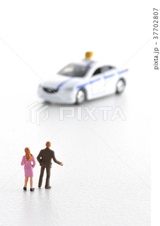 タクシーを拾う タクシーを拾う 37702807