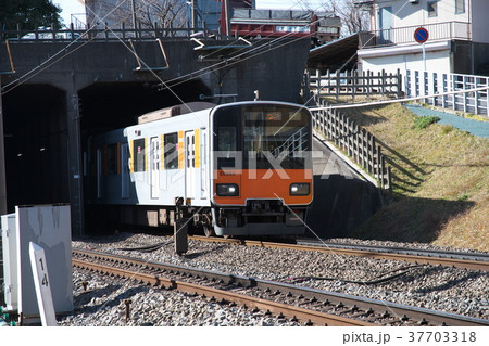 郊外を走る田園都市線各駅停車 郊外を走る田園都市線各駅停車 37703318