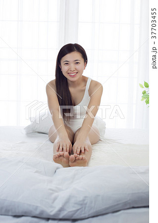 ベットで体操する女性 37703455