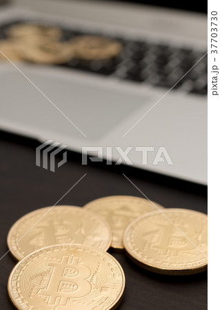 仮想通貨・ビットコインとパソコンのイメージ 仮想通貨・ビットコインとパソコンのイメージ 37703730