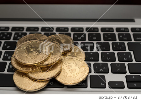 仮想通貨・ビットコインとパソコンのイメージ 仮想通貨・ビットコインとパソコンのイメージ 37703733
