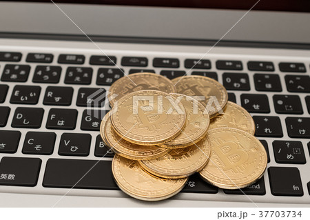 仮想通貨・ビットコインとパソコンのイメージ 仮想通貨・ビットコインとパソコンのイメージ 37703734