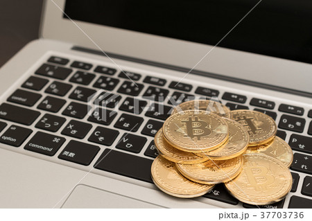 仮想通貨・ビットコインとパソコンのイメージ 37703736