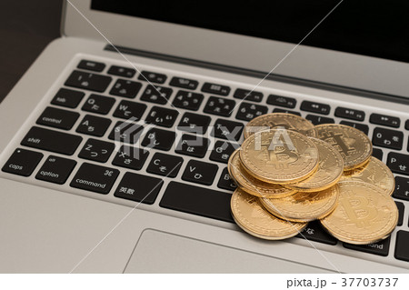 仮想通貨・ビットコインとパソコンのイメージ 37703737