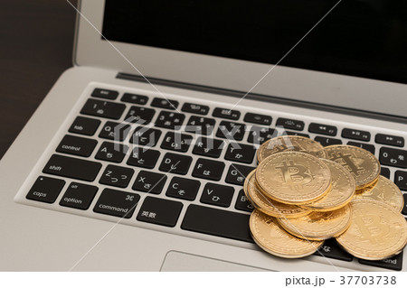 仮想通貨・ビットコインとパソコンのイメージ 37703738
