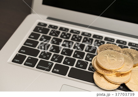 仮想通貨・ビットコインとパソコンのイメージ 仮想通貨・ビットコインとパソコンのイメージ 37703739