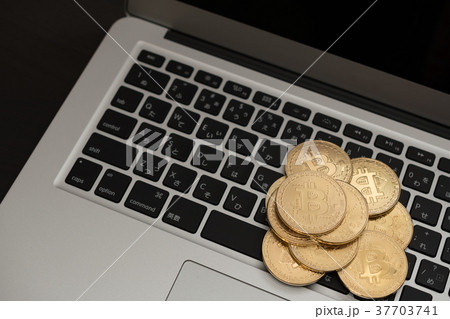 仮想通貨・ビットコインとパソコンのイメージ 37703741