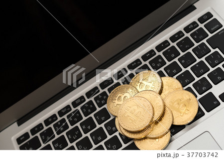 仮想通貨・ビットコインとパソコンのイメージ 37703742