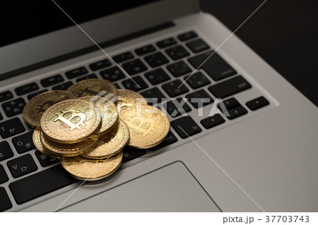 仮想通貨・ビットコインとパソコンのイメージ 仮想通貨・ビットコインとパソコンのイメージ 37703743