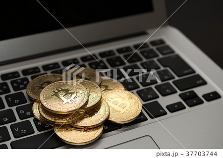 仮想通貨・ビットコインとパソコンのイメージ 37703744
