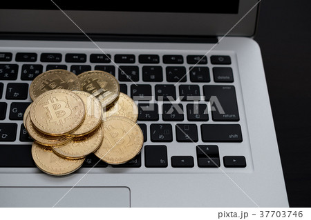 仮想通貨・ビットコインとパソコンのイメージ 仮想通貨・ビットコインとパソコンのイメージ 37703746