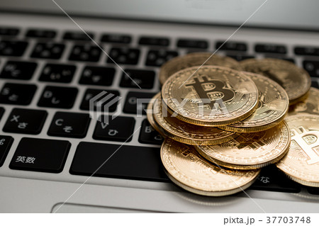 仮想通貨・ビットコインとパソコンのイメージ 37703748