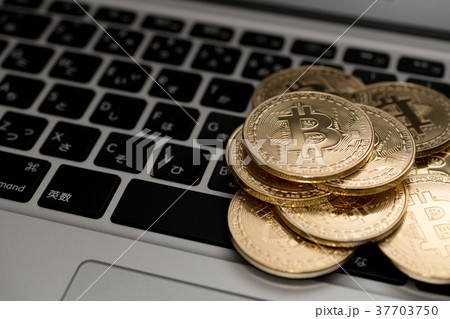 仮想通貨・ビットコインとパソコンのイメージ 37703750