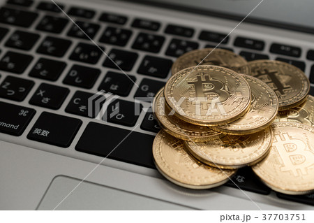 仮想通貨・ビットコインとパソコンのイメージ 仮想通貨・ビットコインとパソコンのイメージ 37703751