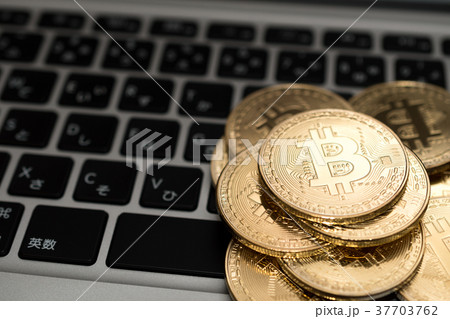 仮想通貨・ビットコインとパソコンのイメージ 37703762
