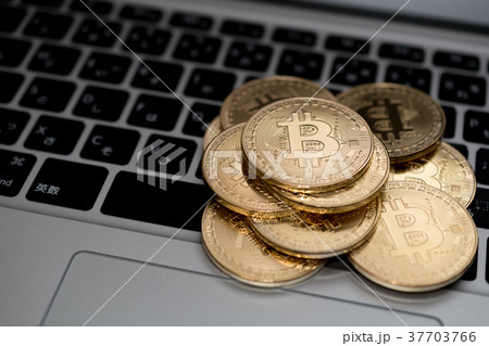 仮想通貨・ビットコインとパソコンのイメージ 37703766