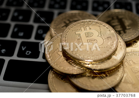 仮想通貨・ビットコインとパソコンのイメージ 37703768