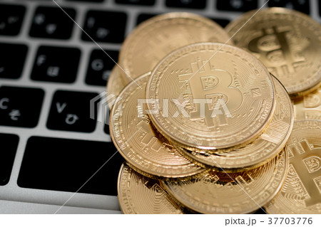 仮想通貨・ビットコインとパソコンのイメージ 37703776