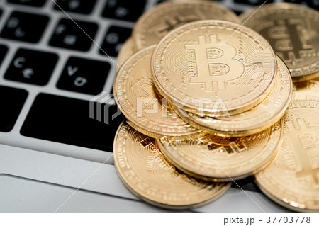 仮想通貨・ビットコインとパソコンのイメージ 37703778