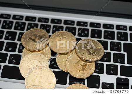 仮想通貨・ビットコインとパソコンのイメージ 仮想通貨・ビットコインとパソコンのイメージ 37703779