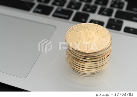仮想通貨・ビットコインとパソコンのイメージ 仮想通貨・ビットコインとパソコンのイメージ 37703782