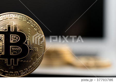 仮想通貨・ビットコインとパソコンのイメージ 仮想通貨・ビットコインとパソコンのイメージ 37703786