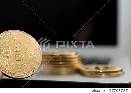仮想通貨・ビットコインとパソコンのイメージ 37703787