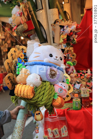 浅草 鷲（おおとり）神社の酉の市 かわいい熊手の写真素材 [37703801