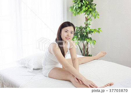 ベットで体操する女性 ベットで体操する女性 37703870