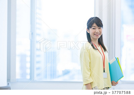 女性会社員　OL　ビジネスイメージ　オフィスレディ 37707588