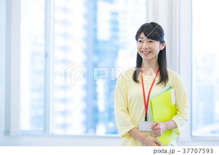 女性会社員　OL　ビジネスイメージ　オフィスレディ 37707593