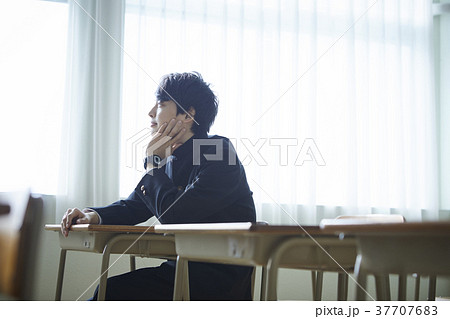 教室にいる男子学生の写真素材